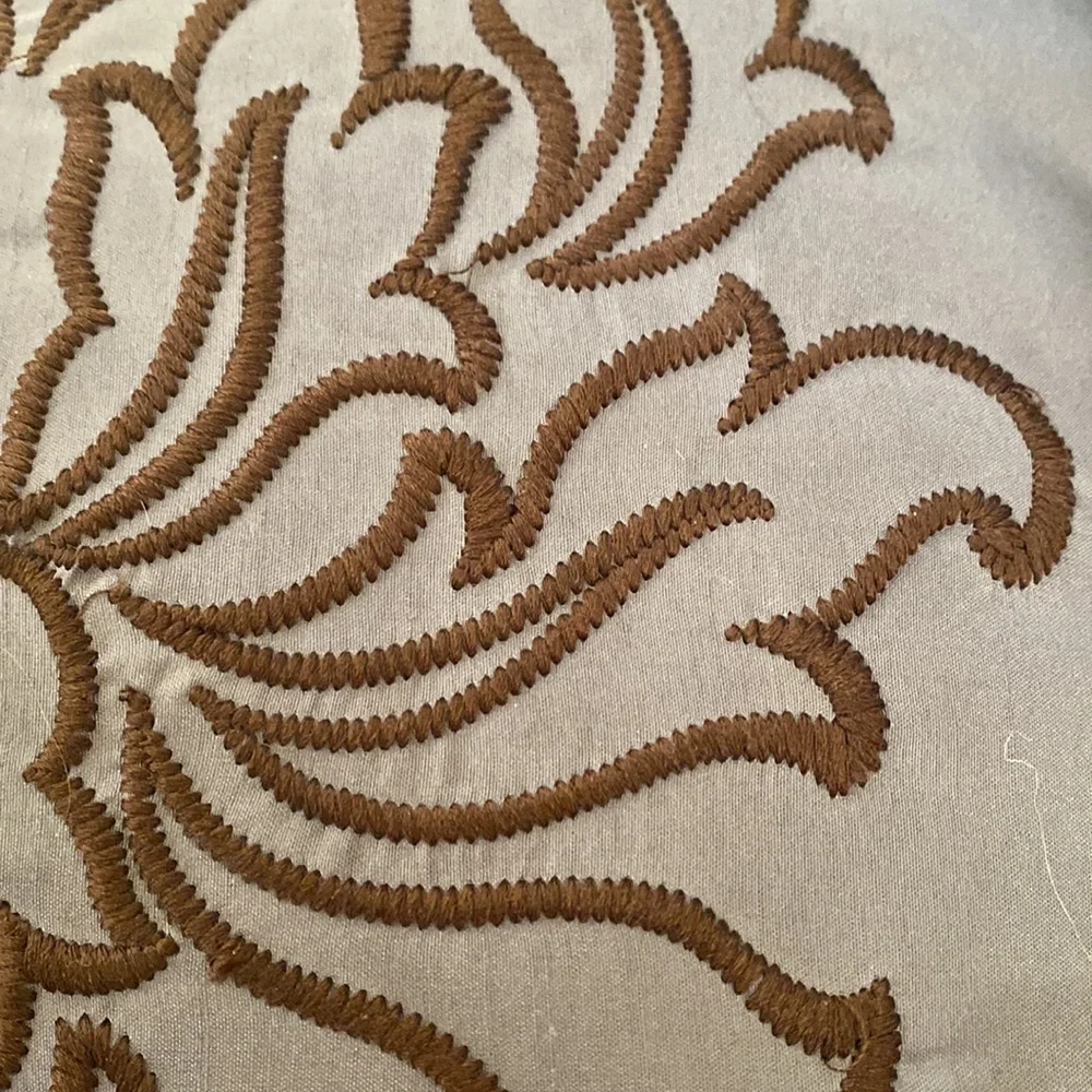 4 Elegant Decorative Pillow Set in Gray/silver and Brown